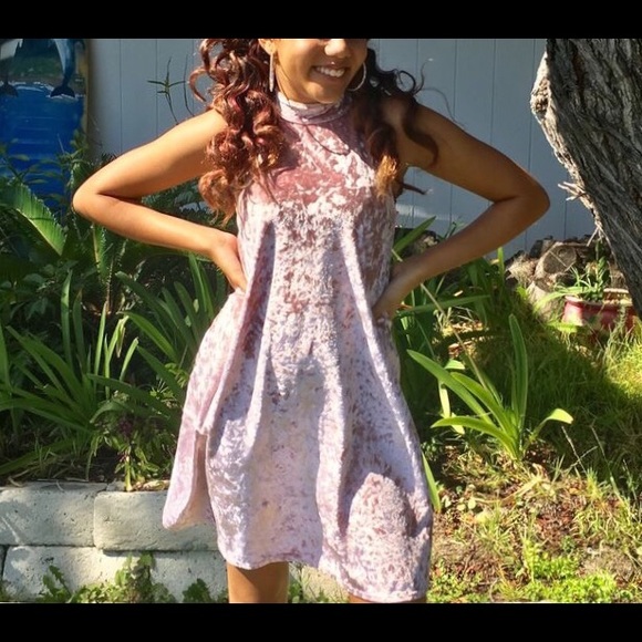 Flattering Sleeveless Crushed Velvet Dress - Picture 6 of 8